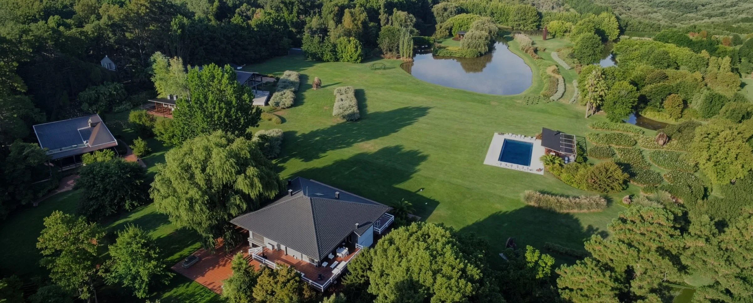 Vista aérea de los jardines, la laguna y la piscina de Isla El Descanso