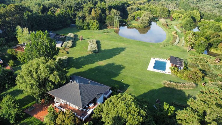 Vista aérea de los jardines, la laguna y la piscina de Isla El Descanso