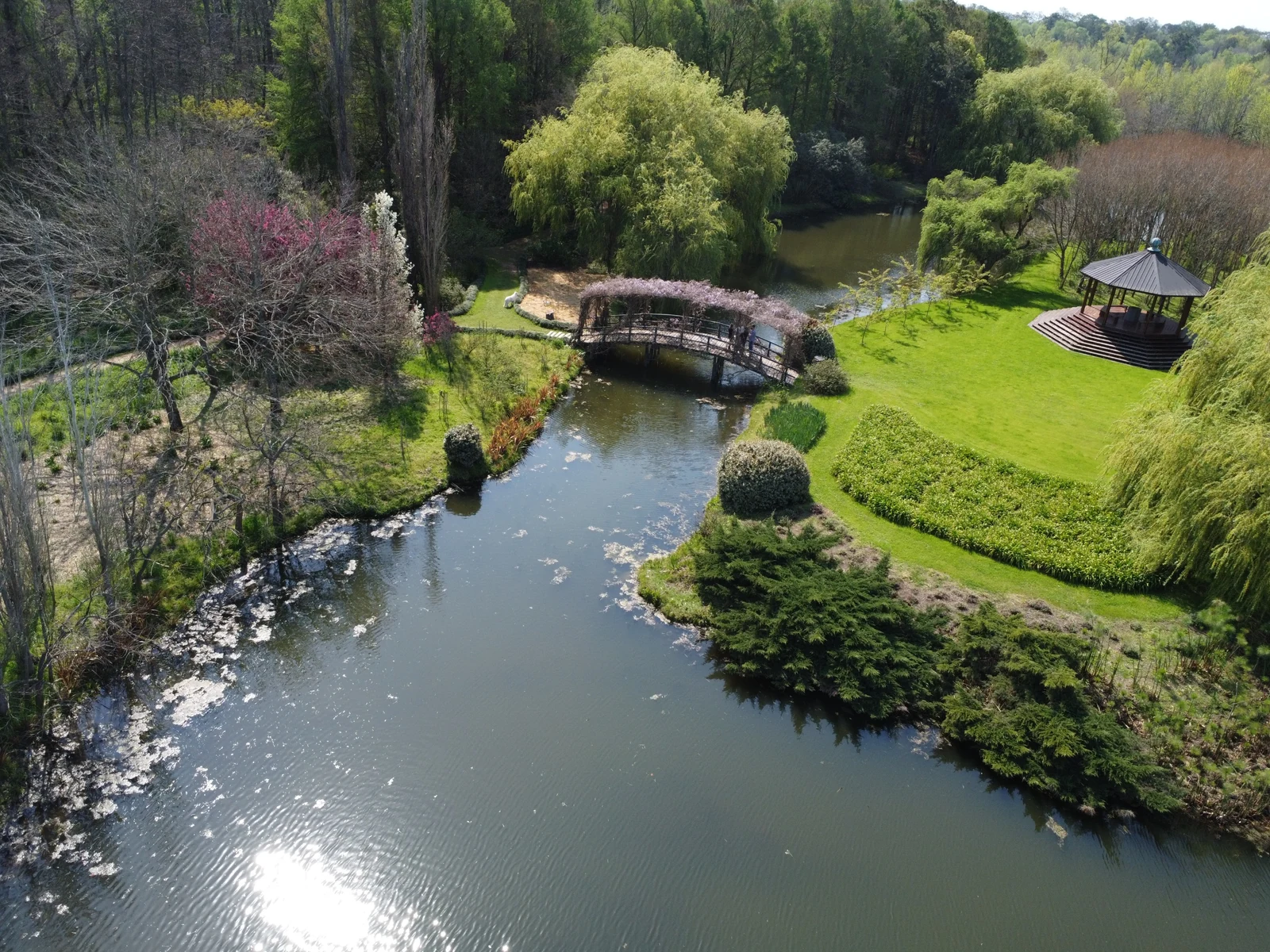 Puente entre los jardines de la Isla