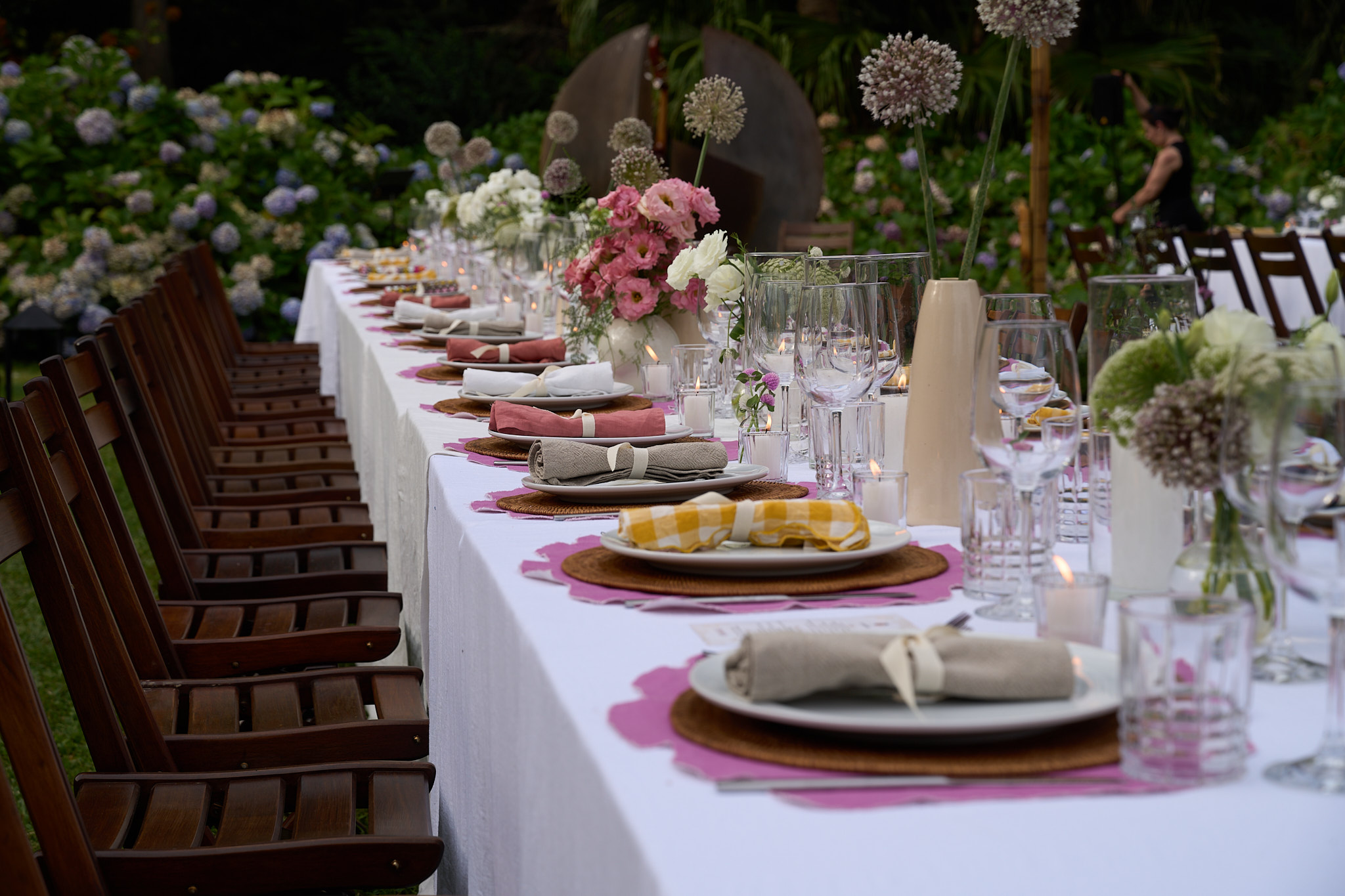 Mesa preparada entre jardines y esculturas